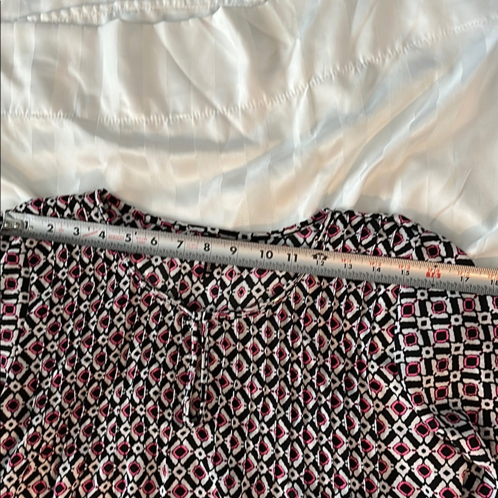 Geometric Patterned Women's Top - Picture 4 of 10